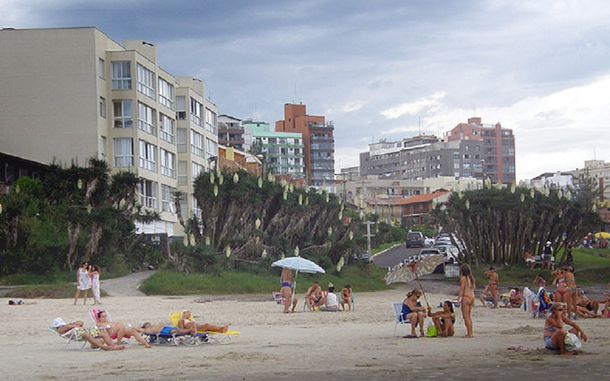 Desvalijaron a tres familias de argentinos que alquilaban una casa en Brasil