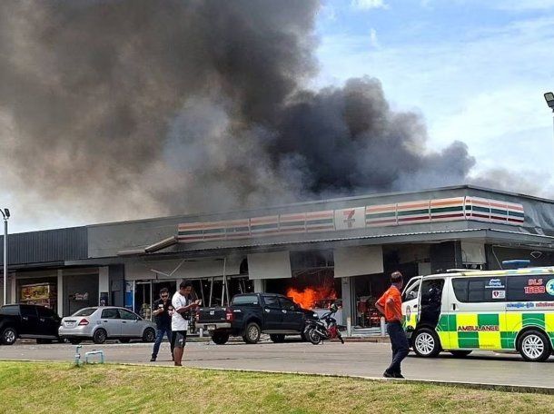 Un cohete impactó una tienda de conveniencia en Ban Nam Yen, Tailandia, a unos 20 kilómetros de la frontera Un cohete impactó una tienda de conveniencia en Ban Nam Yen, Tailandia, a unos 20 kilómetros de la frontera