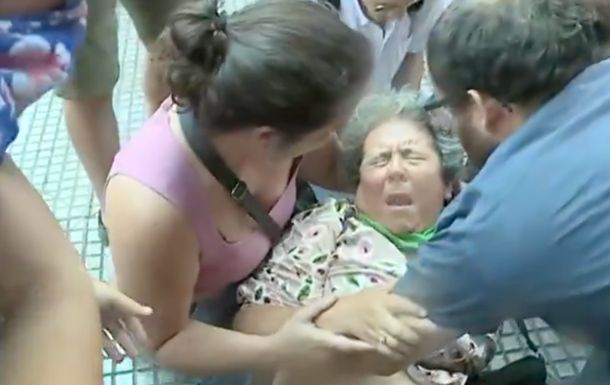 Represión policial a jubilados en el Congreso: una señora se desmayó y le seguían tirando gases