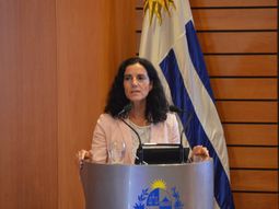 La titular del Ministerio de Economía y Finanzas, Azucena Arbeleche, defendió la situación fiscal uruguaya de las críticas del Frente Amplio. La titular del Ministerio de Economía y Finanzas, Azucena Arbeleche, defendió la situación fiscal uruguaya de las críticas del Frente Amplio.