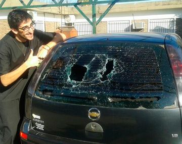 Quiso destrozarle el auto pero rompió otro