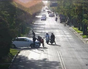 Un auto atropelló a tres motociclistas en Ensenada, Buenos Aires