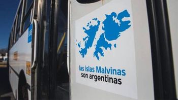 El cartel Las Islas Malvins son argentinas es obligatorio para todo el transporte público.