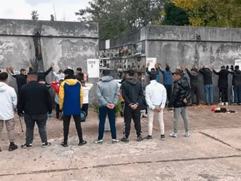 Se reunieron en el cementerio para recordar al amigo y cayeron presos: eran motochorros
