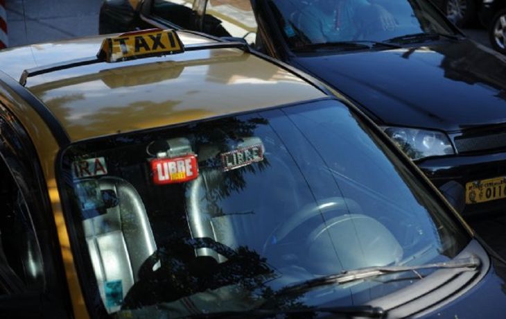 Detenidos por tener sexo en un taxi - Crédito: www.lacapital.com.ar