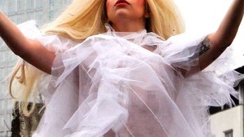 lady gaga realizo un desnudo muy particular en berlin lady gaga realizo un desnudo muy particular en berlin