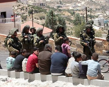 Israel acusa a Hamas de secuestrar a tres jóvenes y lanza ofensiva militar