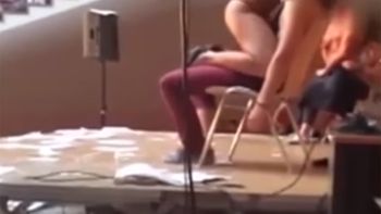 iba a dar una charla sobre igualdad en un colegio y termino haciendo un striptease iba a dar una charla sobre igualdad en un colegio y termino haciendo un striptease