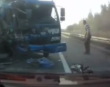 Increíble: chocó su camión y salió caminando ileso