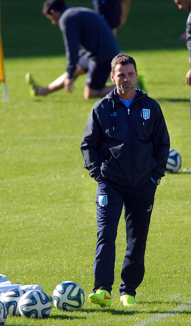 Cocca asumió en Racing y prometió armar un equipo competitivo