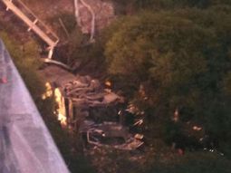 tragedia en salta: desbarranco un micro y murieron al menos 42 gendarmes tragedia en salta: desbarranco un micro y murieron al menos 42 gendarmes