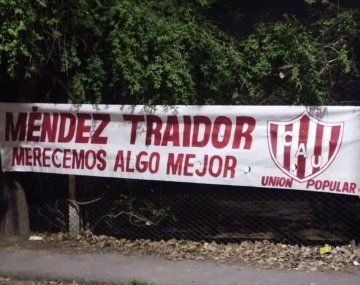 Malestar: hinchas de Unión colgaron un pasacalles contra Méndez en Vélez