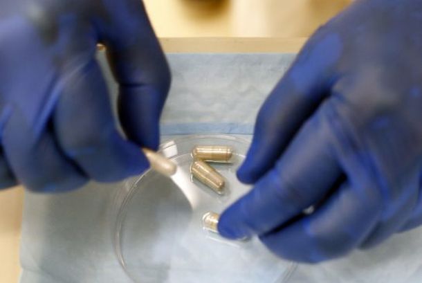 Usan materia fecal encapsulada para curar pacientes