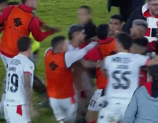 Escándalo: Newells y Riestra terminaron a las piñas