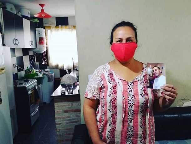 Gabriela perdió a su esposo por cornavirus y no lo pudo despedir. Foto: Mauro Fulco