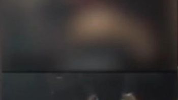 Captura del video viral en el que una pareja tiene sexo frente a unas 25 personas que hasta la filmaron Captura del video viral en el que una pareja tiene sexo frente a unas 25 personas que hasta la filmaron