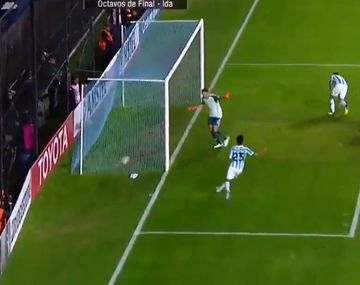 Armani ve la pelota adentro de su arco pero el árbitro ya había anulado la jugada
