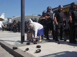 La policía desalojó el feriazo y los alimentos terminaron en la vereda