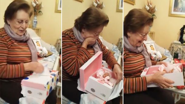 Una abuela se emocionó al recibir una muñeca de regalo