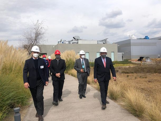 Tomada visitó en México el laboratorio que produce la vacuna en sociedad con Argentina