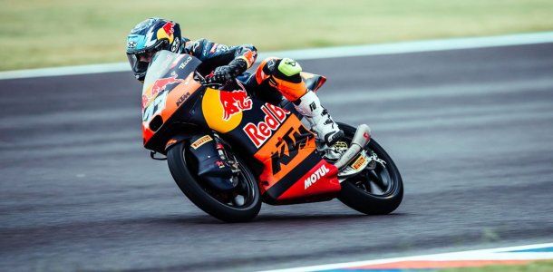 Valentín Perrone se metió en el Top 10 de la clasificación del Moto3 en Santiago del Estero