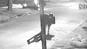 video: motochorros le dispararon a un repartidor para robarle la moto en villa ballester video: motochorros le dispararon a un repartidor para robarle la moto en villa ballester