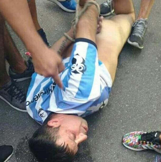 Acusaron de traidor a un barra de Racing y le introdujeron un arma en el ano