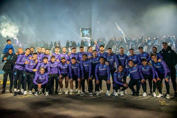 Impactante banderazo de hinchas de Racing, en la previa a recibir a Flamengo por la Copa Libertadores Impactante banderazo de hinchas de Racing, en la previa a recibir a Flamengo por la Copa Libertadores