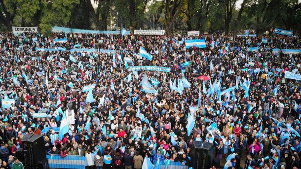 Así sonó el Himno Nacional y Aurora en un Parque Lezama colmado