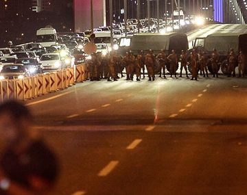 Tiroteo en el aeropuerto de Atatürk y fuego abierto fuera del Parlamento turco