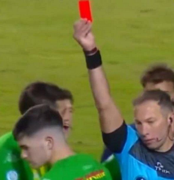 Insólita expulsión en la Primera Nacional: estuvo segundos en cancha