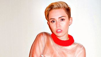 miley cyrus, otra vez en topless para los fotografos miley cyrus, otra vez en topless para los fotografos