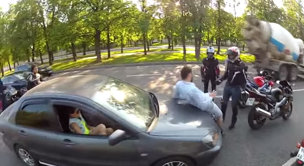 Finge una pelea con un grupo de motoqueros para pedirle matrimonio a su novia