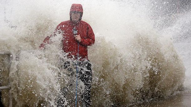 Un meteorólogo pelea contra un huracán mientras sale en vivo en Estados Unidos