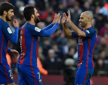 El festejo de Mascherano con André Gomes y Arda Turán