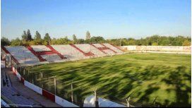 Un grupo de hinchas del club Huracán Las Heras se están movilizando para colocar colchonetas en todo el perímetro del campo de juego de su estadio General San Martín Un grupo de hinchas del club Huracán Las Heras se están movilizando para colocar colchonetas en todo el perímetro del campo de juego de su estadio General San Martín