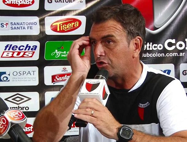 Osella dio marcha atrás y seguirá como entrenador de Colón