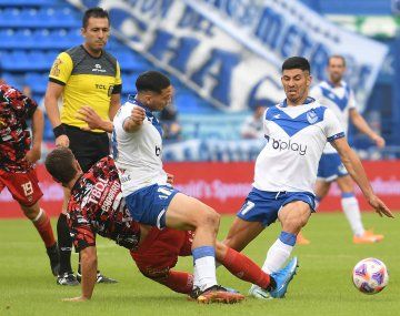 Vélez no pudo romper el cero ante Barracas Central de local y no levanta