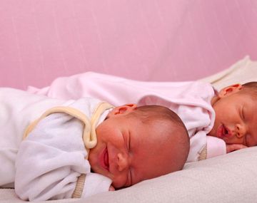 Examen de ADN probó que par de mellizas son hijas de padres diferentes