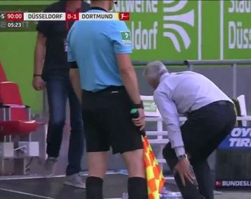 El técnico del Borussia Dortmund se lesionó en el festejo de un gol