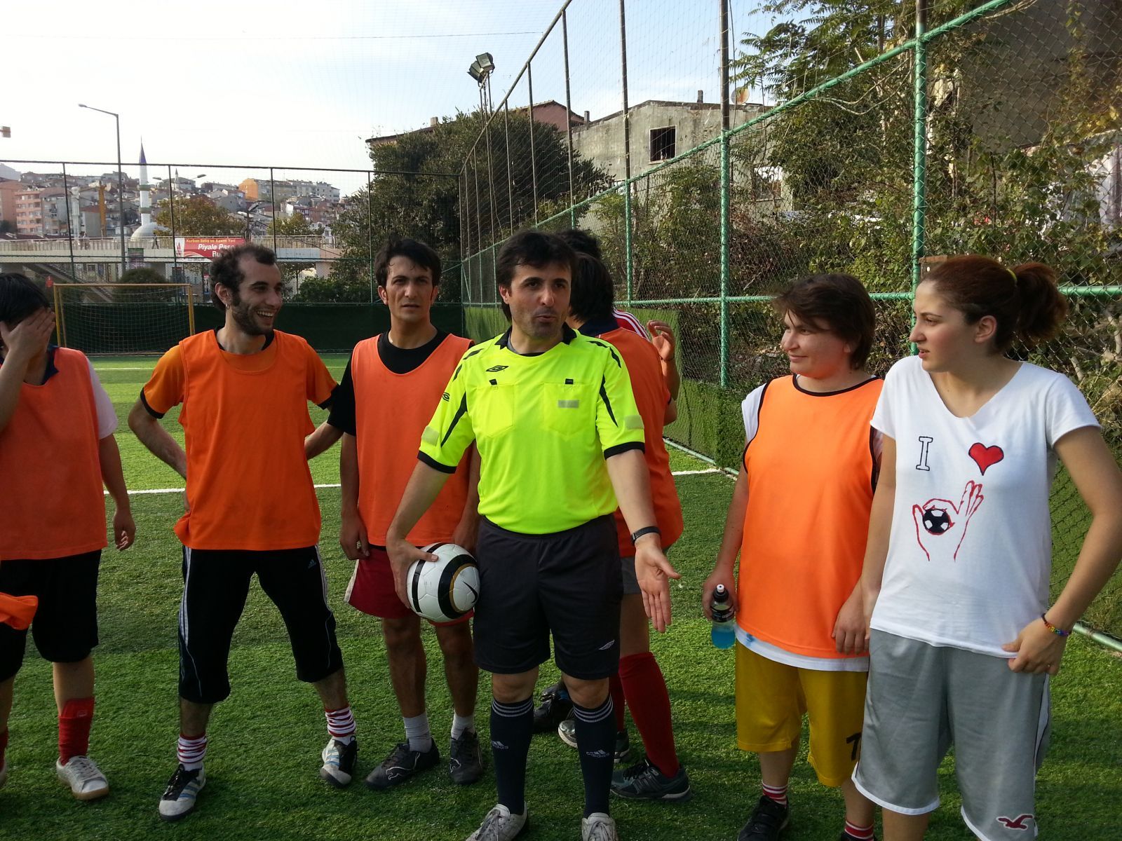 Claudia, la abogada que se convirtió en la primera jueza del fútbol uruguayo  - LA NACION