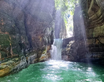 La impactante cascada de Jujuy que emerge de las rocas.