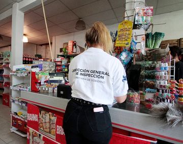 Clausuraron un supermercado por cobrar un recargo del 10% en compras con la Tarjeta Alimentar