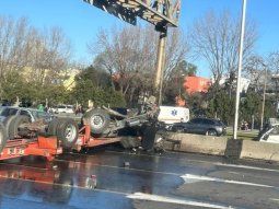 Volcó un camión en Panamericana y quedó partido en dos