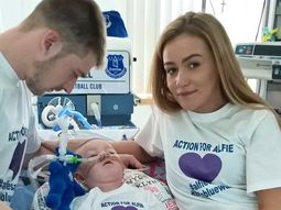 Los papás de Alfie, Tom Evans, de 21 años, y Kate James, de 20 Los papás de Alfie, Tom Evans, de 21 años, y Kate James, de 20