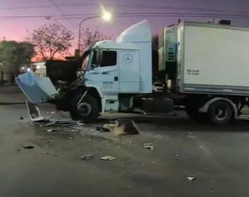 Impresionante choque entre un camión y un colectivo en Mataderos