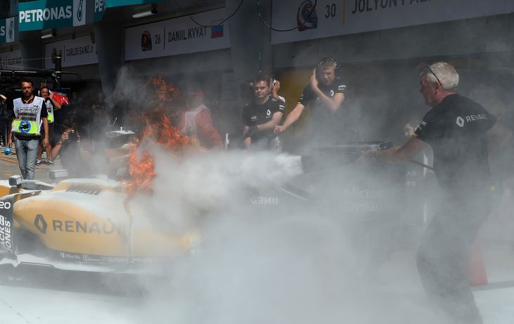 Incendio del auto de Keving Magnussen en el Gran Premio de Malasia