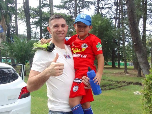 Campeón en todo: el gran gesto de Dibu Martínez con un nene al que le cumplió su sueño