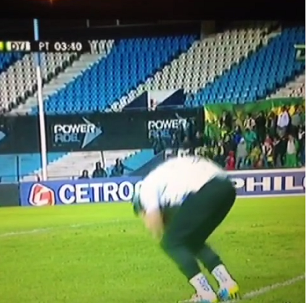 El arquero de Temperley recibió un proyectil en la cabeza durante un partido