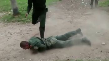 batalla campal: policias pelearon en plena calle batalla campal: policias pelearon en plena calle